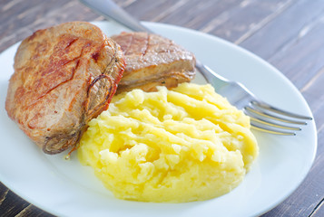 mashed potato and fried meat