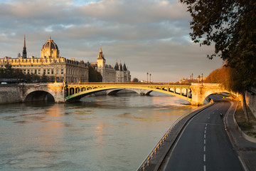 Naklejka premium Le Palais de la Cite et le pont Notre-Dame a Paris