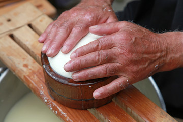 manos de pastor haciendo queso país vasco 0099f