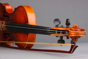 Fototapeta na wymiar Classical violin on grey background