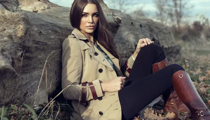 Modefrau im Freien © kiuikson