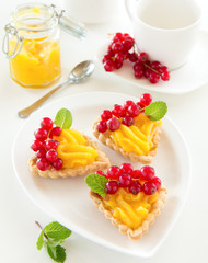 Tartlets with lemon cream and currant.
