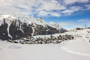 Paese di montagna con neve