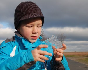 Kind sammelt Eis im Winter