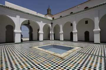 Gordijnen Sidi Boumediene Madrasa binnenplaats, Algerije © knovakov