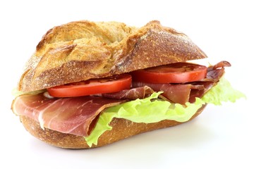 Schinkenbrötchen isoliert auf weißem Hintergrund