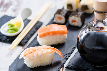 Sushi mit Sojasauce und Wasabi