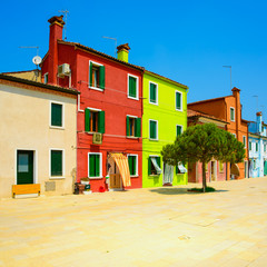Fototapeta na wymiar Wenecja góry Burano wyspa ulicy, kolorowe domy, Włochy
