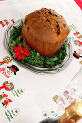 Panettone dolce natalizio lombardo su  tavola addobbata