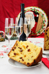 Panettone dolce natalizio lombardo su  tavola addobbata