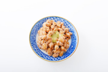 小皿に入れた納豆