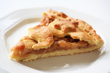 fetta di crostata di mele su piatto_ sfondo bianco