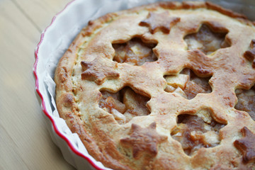 crostata di mele su tavolo di legno