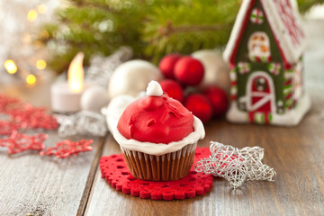 Kleiner Cupcake mit Nikolaus-Haube