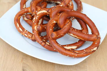 Brezel su piatto_ pane