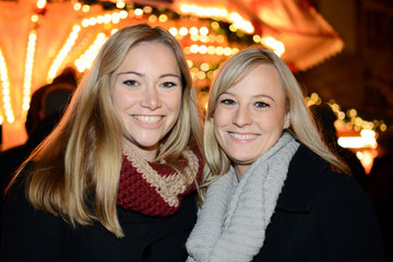 Freundinnen auf Weihnachtsmarkt