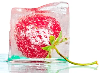 Poster Eiswürfel mit Erdbeere auf Glas © kosmos111
