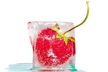 Fototapeten reife Erdbeere gefrorener Cocktail © kosmos111