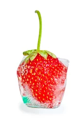 Wandaufkleber mit Erdbeereiswürfel schmilzt © kosmos111
