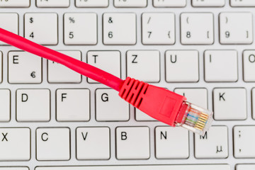 Netzwerkkabel auf Tastatur