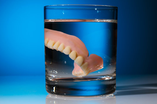 Zahnprothese im Wasserglas
