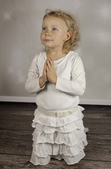 Modląca się dziewczynka © anabel78