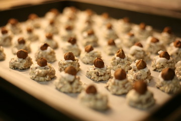 Haselnuss-Makronen auf dem Backblech (Weihnachtsgebäck)