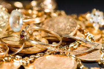 Jewels and gold coins - 58795210