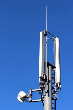 Antennes ' panneau ' d'un relai de t&eacute;l&eacute;phonie mobile