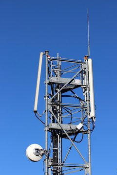 Antennes relais de t&eacute;l&eacute;phonie mobile et parabole