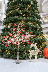 Fototapeta na wymiar in an shopping mall in Bangkok stay a big christmas tree