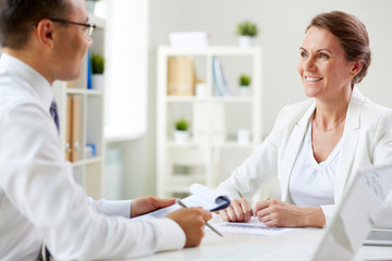 Obraz premium Rozmowa w biurze