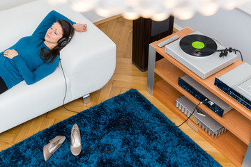 Frau hört Musik 