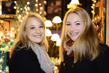 Frauen vor Bude auf Weihnachtsmarkt