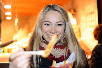 Frau isst Pommes Frites