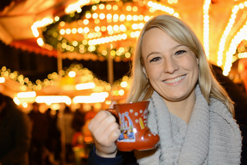 Frau mit Glühwein-Becher