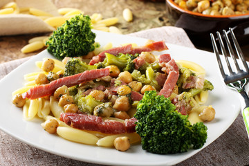 Pasta with broccoli, chickpeas and bacon