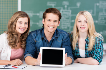 lächelnde studenten präsentieren etwas am tablet