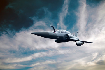 Fototapeta na wymiar Wojskowych airplan na szybkość w niebie