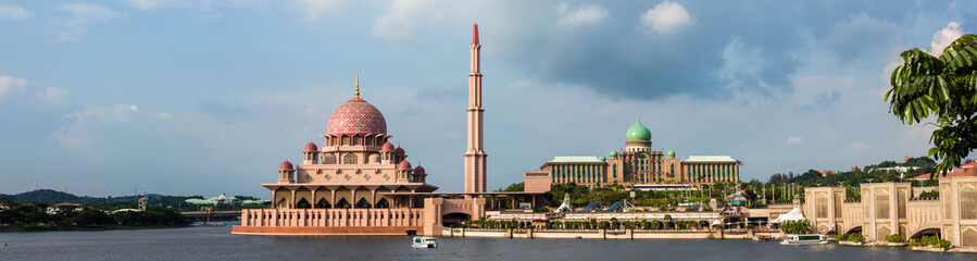 Panorama view of Putrajaya Mosque and Perdana Putra buildings. - obrazy, fototapety, plakaty