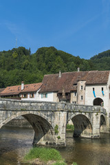 Fototapeta na wymiar Saint Ursanne, most nad Doubs, Jura, Szwajcaria