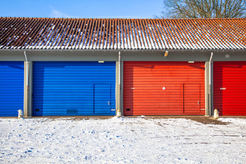 Fototapeta na wymiar Drzwi garażowe w śniegu