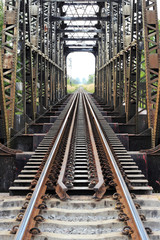 Fototapeta premium Stary most kolejowy ze stali przez rzekę