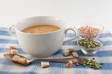 Obraz na płótnie Canvas pea cream soup in a cup