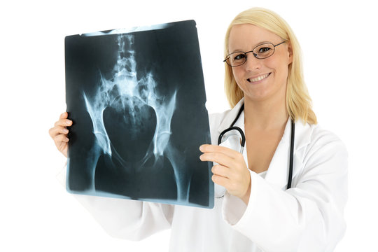 Medizinerin mit Röntgenbild