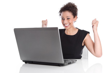 Isolierte junge Frau - Karrierefrau mit Laptop isoliert im Büro