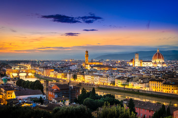 Fototapeta na wymiar Scenic widok Florencji po zachodzie słońca z Piazzale Michelangelo