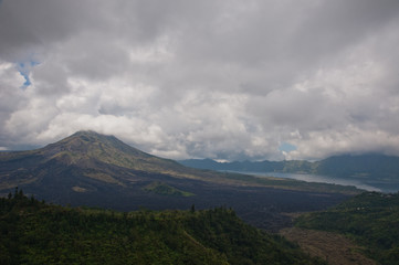 Obraz premium Volcano view with forest and lake