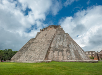 Fototapeta na wymiar Piramida Magician w Uxmal na Jukatanie w Meksyku