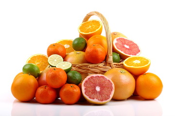 Agrumi vari con cesto